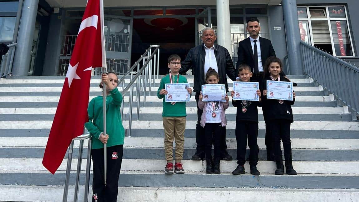 Okulumuzda düzenlenen  “10 Kasım Atatürk’te  Vatan ve Millet Sevgisi” Konu Resim Yarışmasında Dereceye giren Öğrenciler Belli Oldu. Dereceye giren öğrencilerimiz belge ve madalyalarını aldılar.