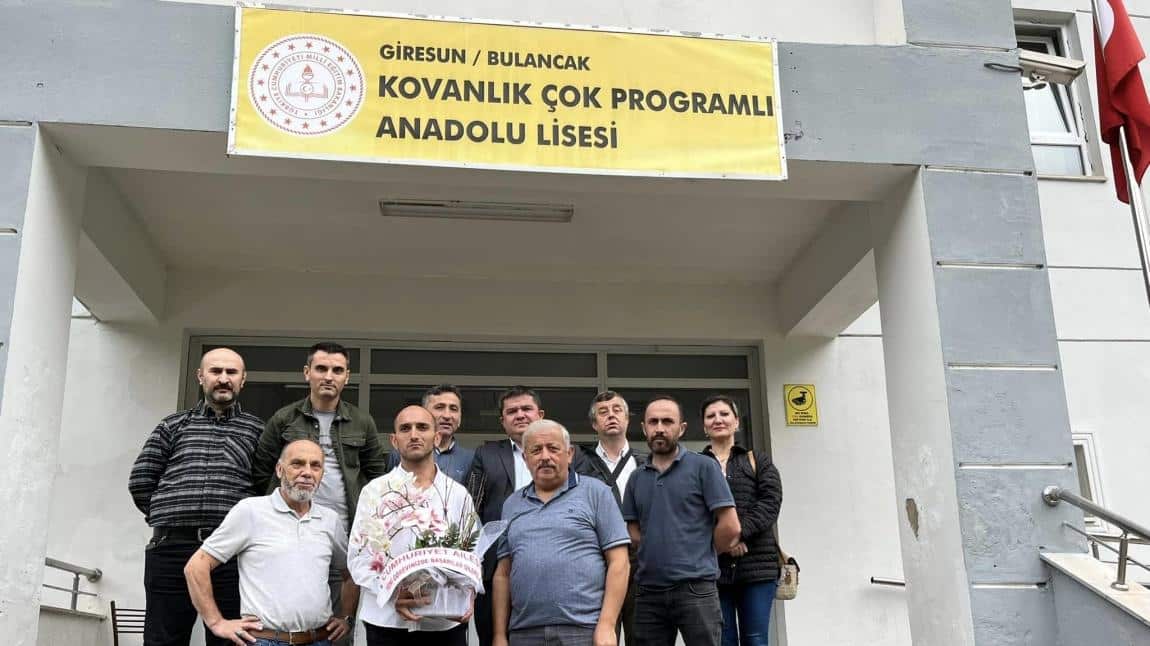 Okulumuz yardımcı personeli Ömer Gündogdu kurum içi görevde yükselme sınavını kazanarak Kovanlık ÇPL’ye memur olarak atandı. Ziyaret ederek başarılar diledik.